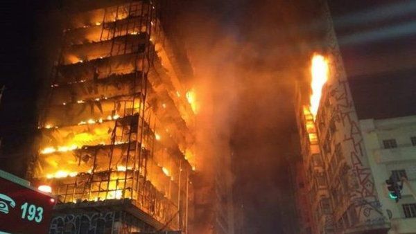Після масштабної пожежі у Бразилії впав 26-поверховий будинок. Відео. У найбільшому місті Бразилії, Сан-Паулу, 26-поверхова будівля завалилася після того, як її охопило полум'я.