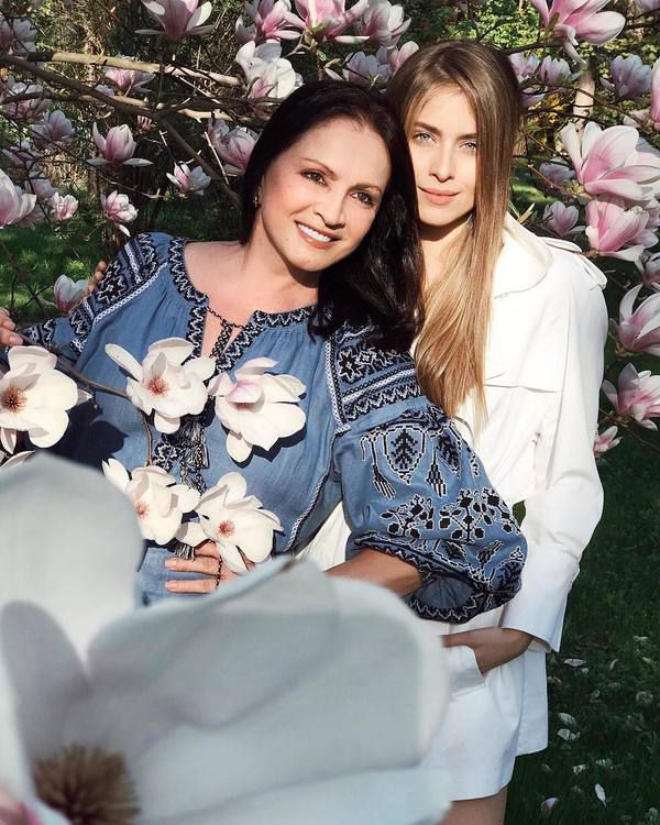 Легенда екстради Софія Ротару знялася в сімейній фотосесії. 70-річна Софія Михайлівна позувала в саду з магноліями.