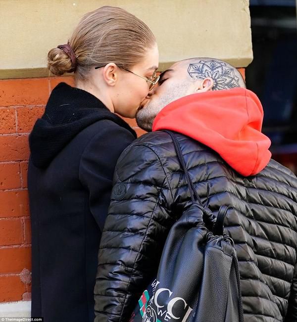Джіджі Хадід відновила відносини з відомим музикантом: опубліковано фото. Пару застукали за поцілунком.