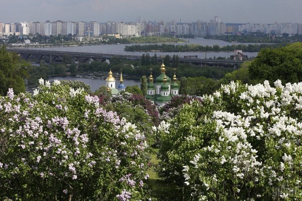 Українців у п'ятницю, 4 травня, чекає  спекотна і сонячна погода. В Україні по-літньому спекотна і сонячна погода, опадів не очікується.