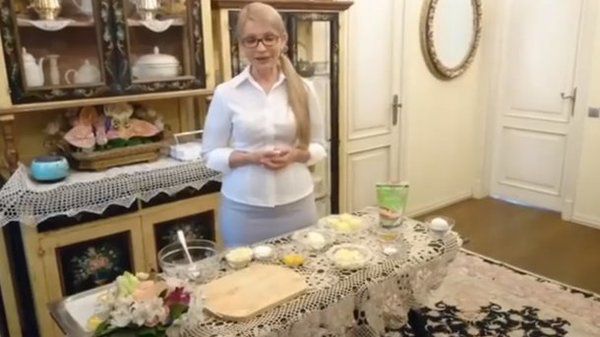 Рецепт сирників з хлоридом кальцію від Тимошенко. Юлія Тимошенко привітала Порошенка з Днем кондитера.