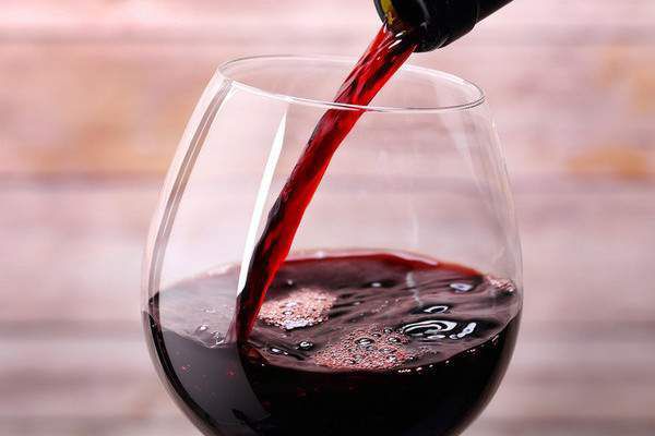 Фахівці  вказали допустиму норму для серця кількість вина. Канадські дослідники знайшли дані на користь того, що червоне вино може поліпшувати стан серця.