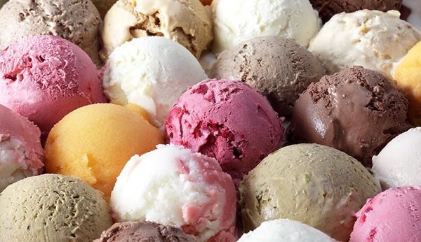 Фахівці назвали продукти, які небезпечно вживати у спеку. З особливою обережністю варто вживати влітку морозиво.