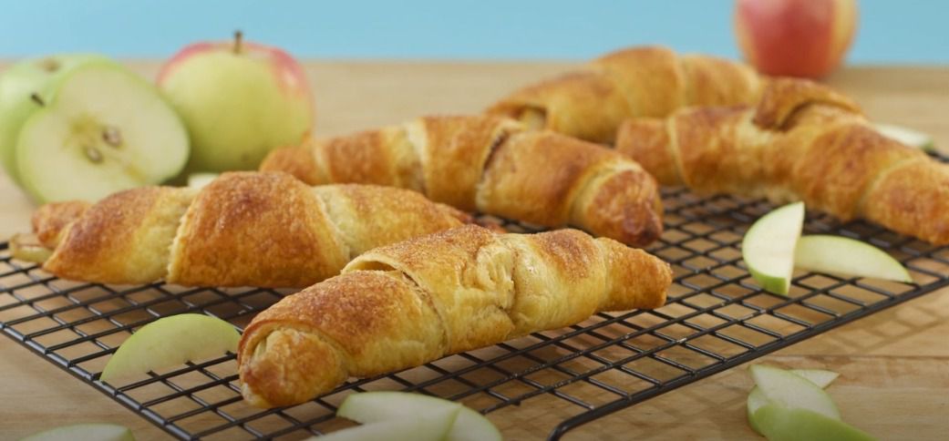 Ось неймовірний рецепт яблучних рогаликів, які можна їсти навіть на дієті!. Кожен шматочок - справжнє диво!