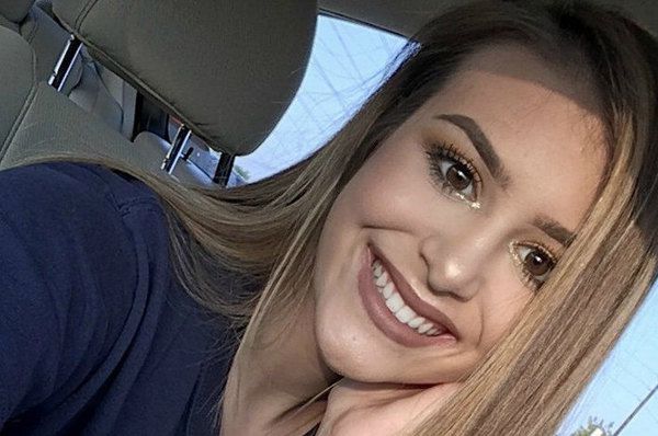 16-річна дівчина  з Х'юстона загинула в ДТП, вирішивши зробити селфі без ременя безпеки.  Дівчина разом з трьома друзями їхала на машині: вона вирішила зробити селфі і відстебнула ремінь безпеки.