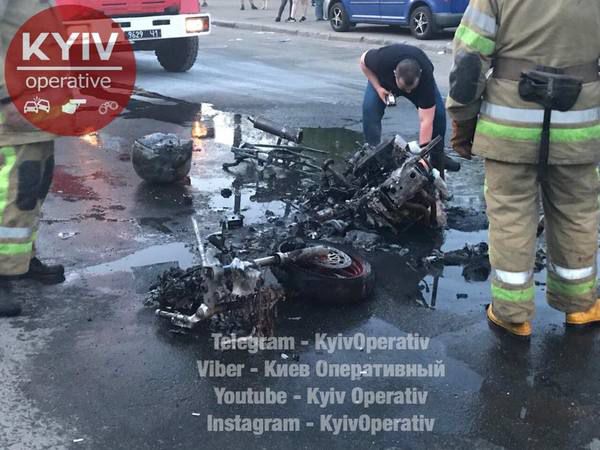 У Києві на ходу згорів мотоцикл. Про це повідомляє Київ Оперативний.