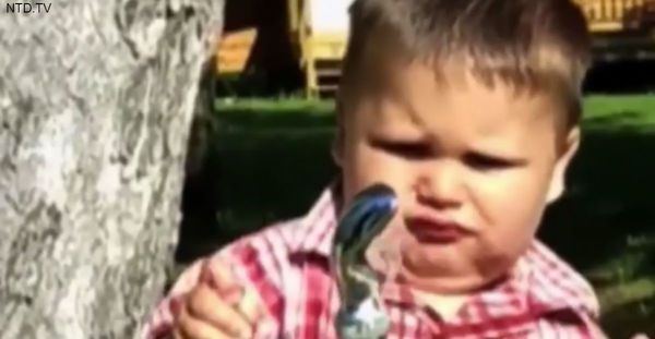 Малюк просто хотів попити води, але щось йому завадило... Сміхотворне відео!. Хто ж переможе?!