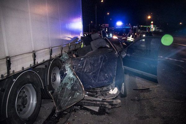 У Києві сталася жахлива аварія - легковик влетів у вантажівку. Смертельна ДТП у Києві.