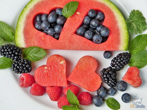 Як їсти перші ягоди і фрукти без шкоди здоров'ю. У травні починається сезон літніх дарів природи, але вживати їх потрібно з обережністю.