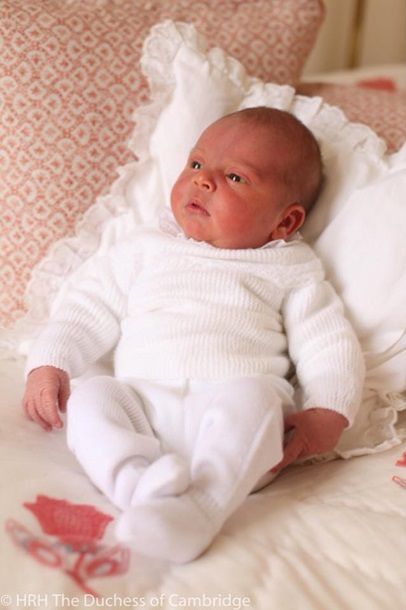 Кейт Мідлтон показала фото новонародженого принца. Обидва знімки зробила герцогиня Кетрін. На одному він зображений 26 квітня - через три дні після народження. На другому - 2 травня з сестрою Шарлоттою.