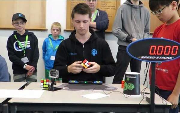 Австралієць зібрав кубик Рубіка за 4,22 секунди. Відео. Рекордсменом є 22-річний житель Австралії Фелікс Земдегс.
