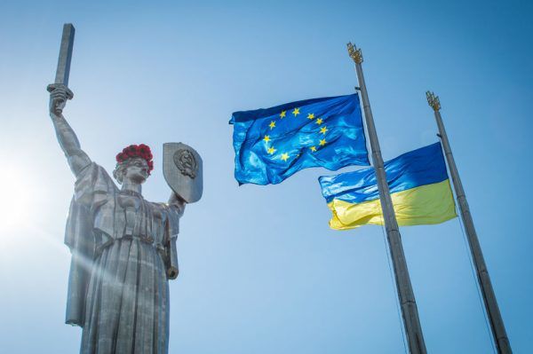 Як українці ставляться до вступу в ЄС , НАТО і в Митний союз. 8,9% українців вважають, що Україна повинна йти у напрямку вступу в Митний союз, а 37,8% не підтримують вступ до НАТО.