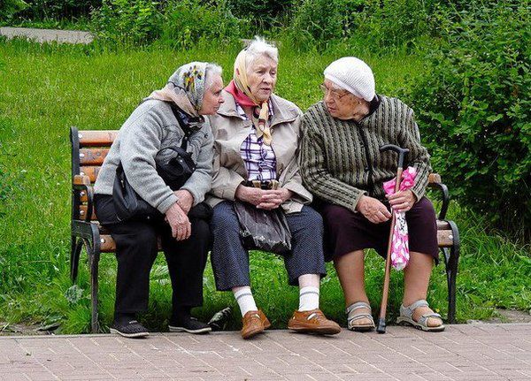 Три бабусі змагаються, чий вік самий проблемний. Переможець буде дуже несподіваним!. Сміховинний анекдот.
