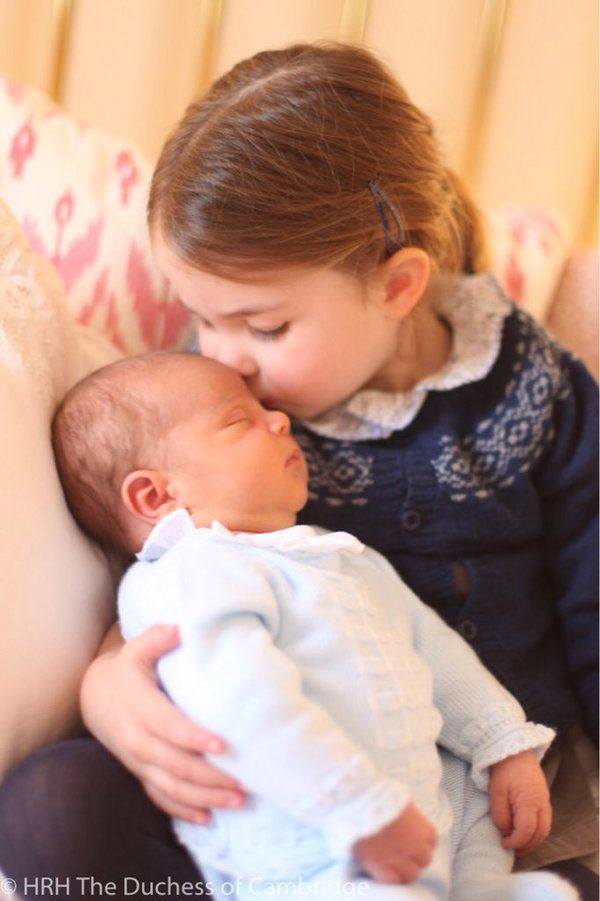 Королівська сім'я опублікувала перші офіційні фото новонародженого принца Луї!. Фото принцеси Шарлотти з новонародженим принцом Луї!