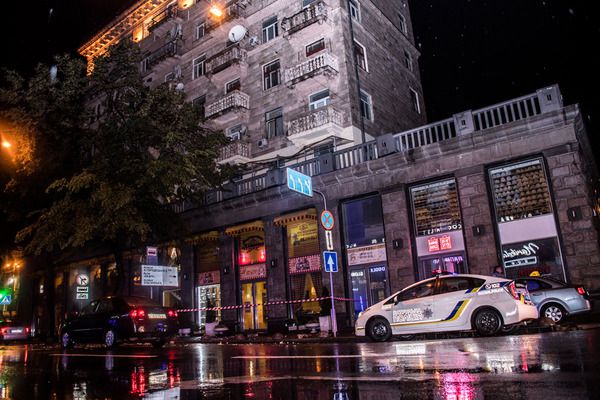 У центрі Києва обвалився балкон. ЧП сталося увечері 7 травня, уламки посипалися на тротуар, проїжджу частину і на рекламний щит.
