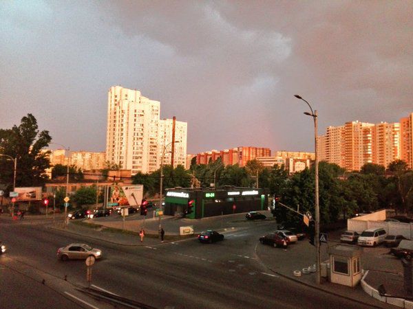 7 травня по Києву пройшли сильні зливи з грозами: приголомшливі фото, відео. Увечері понеділка, 7 травня, Київ накрили потужні бурі з блискавками.