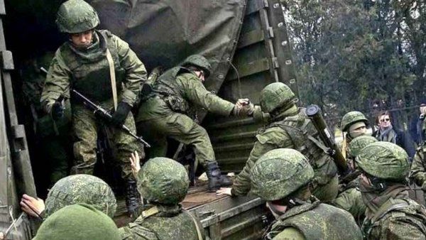 Порошенко назвав число регулярних російських військ на Донбасі. В України є підтверджені дані про перебування регулярних російських військ на Донбасі.