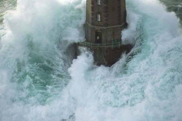 Вижив чи доглядач маяка з легендарної фотографії?. Саме цей момент відображений на фото — маяк накрила 20-30-метрова хвиля.