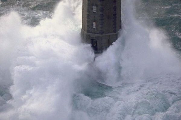 Вижив чи доглядач маяка з легендарної фотографії?. Саме цей момент відображений на фото — маяк накрила 20-30-метрова хвиля.