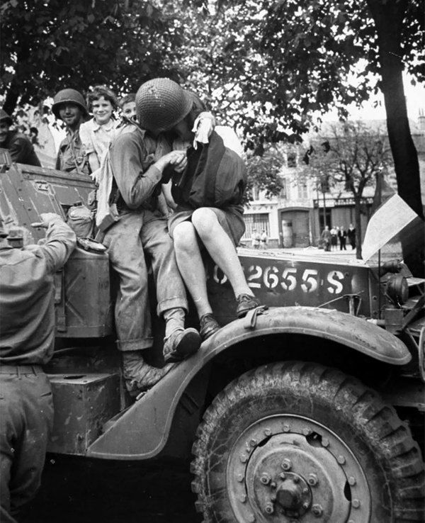 35 рідкісних фото кохання під час війни. Воно сильніше за війну.