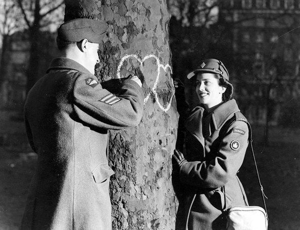 35 рідкісних фото кохання під час війни. Воно сильніше за війну.