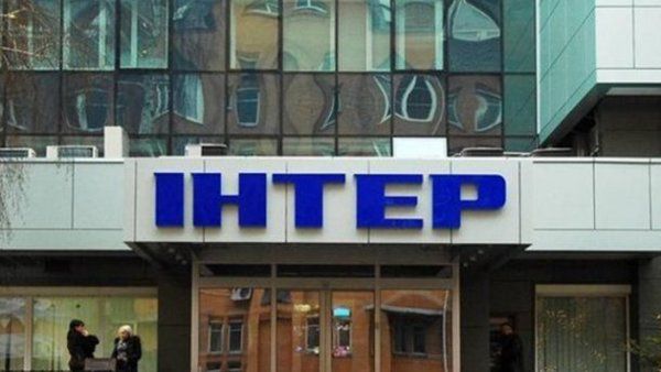 У Києві блокують будівлю телеканалу Інтер. Активісти вимагають зняти з вечірнього ефіру до 9 травня антиукраїнської контент.