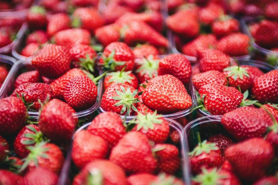 В Західній Україні різко знизилися ціни на ранні полуницю і черешню. Полуниця і черешня вже коштують в 1,5 рази дешевше, ніж в 2017 році.