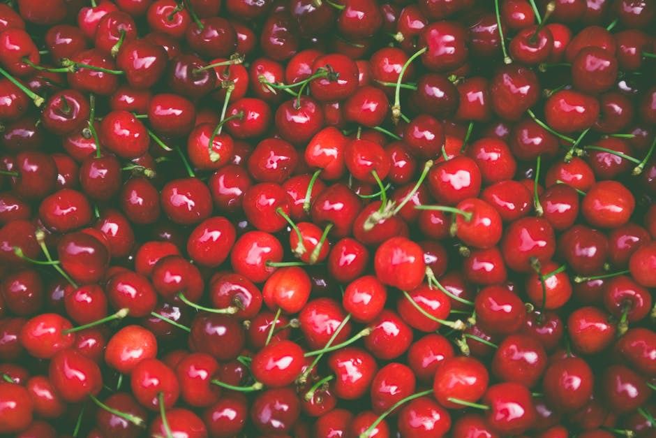 В Західній Україні різко знизилися ціни на ранні полуницю і черешню. Полуниця і черешня вже коштують в 1,5 рази дешевше, ніж в 2017 році.