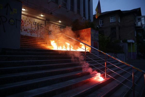Під будівлю Інтера кинули коктейль Молотова. Вогонь відразу поліцейські загасили, після чого протестувальники розійшлися.