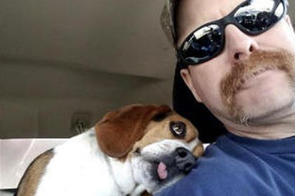 Господар вирвав пса з лап смерті і випадково зробив "найкраще в світі фото"!. Фотографія щасливого пса по кличці Грегорі, якого врятували від смерті, підкорила користувачів мережі.