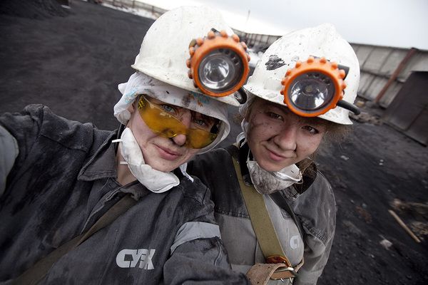 Українським жінкам можуть заборонити працювати в шахтах. Кабмін пропонує Раді скасувати заборону жінкам працювати в шахтах.