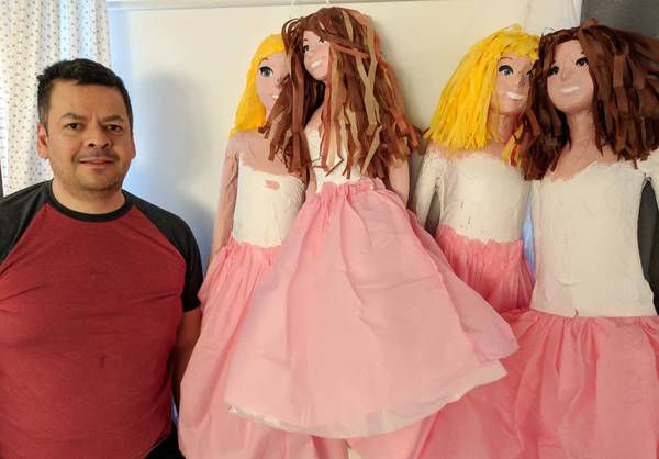 У США ляльковий майстер розвісив на ґанку іграшки до весілля. Побачивши їх, захотіли повісити його. Мексиканського емігранта звинуватили в расизмі через темношкірих ляльок, що висять на його ґанку.