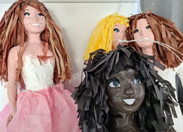 У США ляльковий майстер розвісив на ґанку іграшки до весілля. Побачивши їх, захотіли повісити його. Мексиканського емігранта звинуватили в расизмі через темношкірих ляльок, що висять на його ґанку.