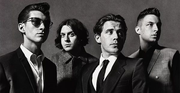 Вийшов перший альбом британської інді-рок группи  Arctic Monkeys. До альбому увійшло 11 пісень.