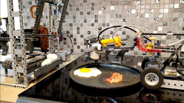 Робо-кухар з Lego,який готує яєшню з беконом. Сніданок за пару хвилин. Блогер зібрав пристрій у подарунок для батька.