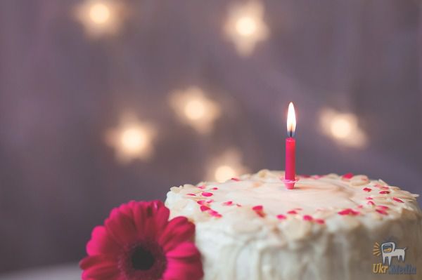 Надії Савченко на день народження передали в СІЗО торт. Рідні передали голодуючої в СІЗО Надії Савченко торт зі свічкою, який вона не стала їсти, але свічку - задула.