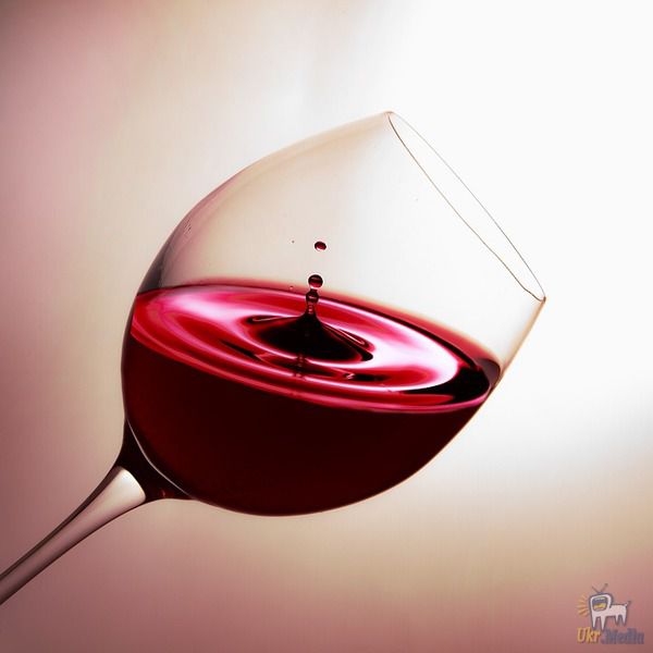Названі невідомі раніше корисні властивості червоного вина. Фахівці озвучили 7 несподівано корисних для здоров'я людини властивостей червоного вина.