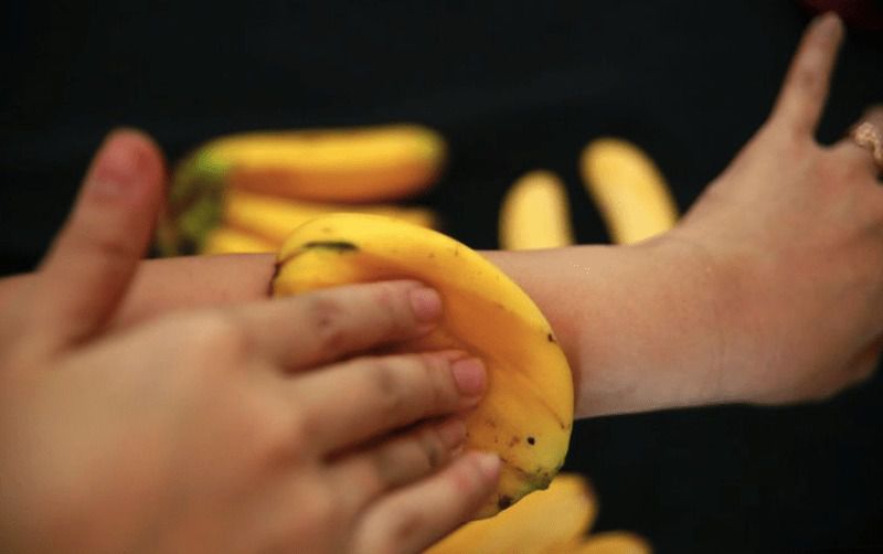 Бананова шкірка - несподівані способи її використання. Бананова шкірка, як зазвичай це буває після з'їденого смачного банана, виявляється в сміттєвому відрі.
