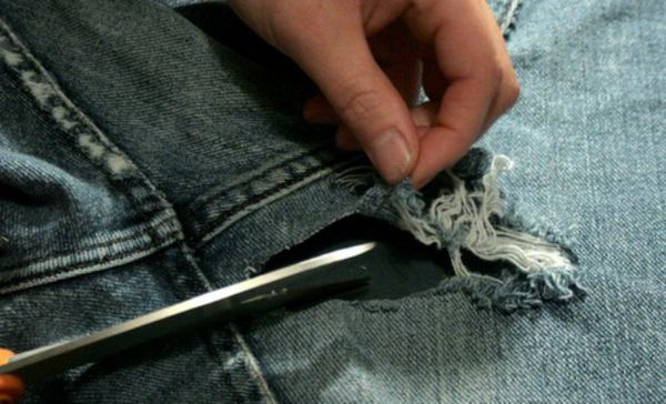 Простий спосіб полагодити джинси вразив весь світ. Не поспішайте викидати їх геть, спробуйте цей метод.