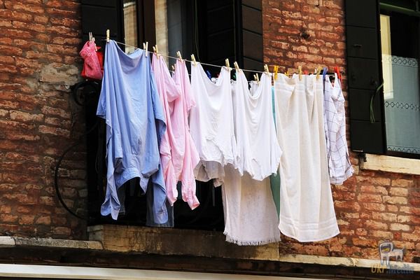 Вивести плями з одягу допоможуть прості та дешеві лайфхаки для прання. І Аріель з Тайдом не потрібні!
