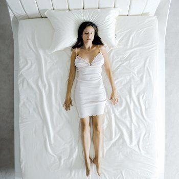 Ось як обрана вами поза для сну впливає на ваше здоров'я. Терміново поверніться на бік!