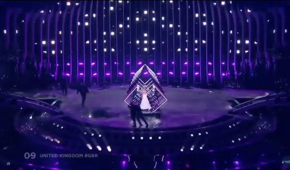 На фіналістку Євробачення-2018 напали прямо на сцені: опубліковано відео. Під час виступу представниці Великобританії на сцену вибіг невідомий.