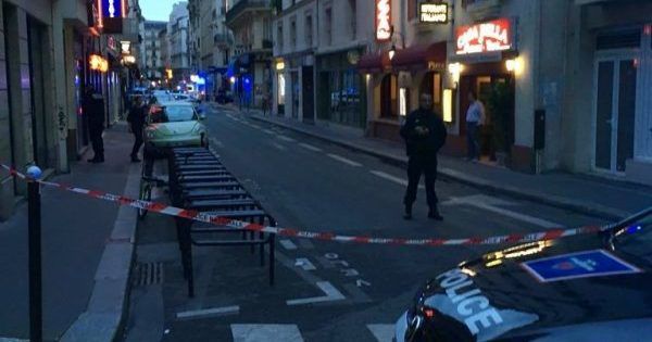 У Парижі напавший з ножем на перехожих був 20-річним вихідцем з Чечні.  Нападник був застрелений.