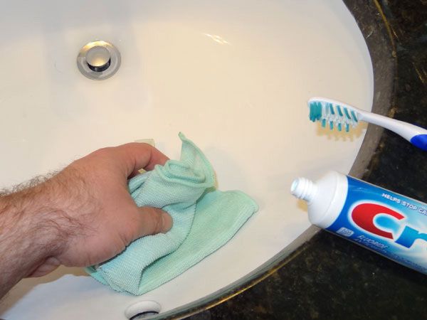 Неймовірні способи використання зубної пасти не за призначенням. Звичні речі з нашої побутової повсякденності нерідко володіють набагато більш широким функціоналом, ніж ми звикли думати.