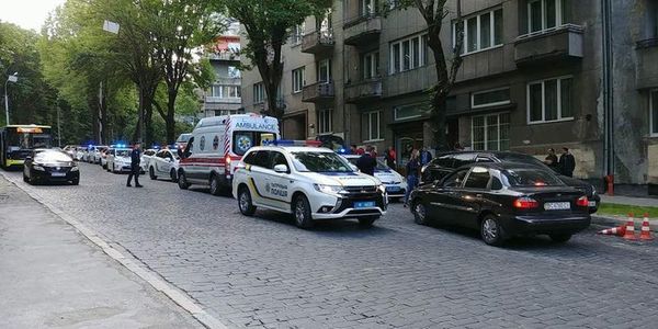 У Львові порізали жінку-поліцейського. У Львові на вулиці Стрийській порізали працівника поліції.