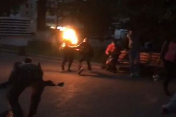 Чоловік підпалив себе в натовпі на центральній площі Луцька. У неділю, 13 травня, на Театральному майдані в Луцьку чоловік підпалив себе в натовпі.