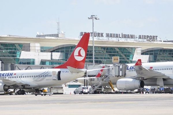 Відеофакт: В аеропорту Стамбула зіткнулися два літаки. Крило одного лайнера зачепило хвіст іншого.