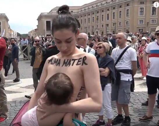 Учасниця FEMEN роздяглася на площі Сан Петро у Ватикані. На тілі жінки були нанесені написи Alma Mater (з лат. Мати годує).