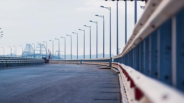 На Кримському мосту відкрили рух пішоходів і транспорту. Як повідомлялося раніше, компанії, які будують Керченський міст, потраплять під санкції.