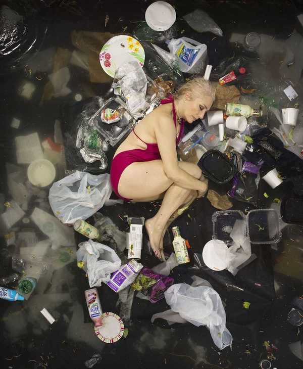 Американці та їх тижневе сміття. Фотограф з Каліфорнії Грег Сегал (Gregg Segal) вирішив дати візуальне уявлення про проблему сміття в США.